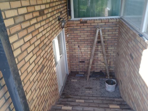 Délegyháza: szeletelt téglaburkolás falra és padlóra
