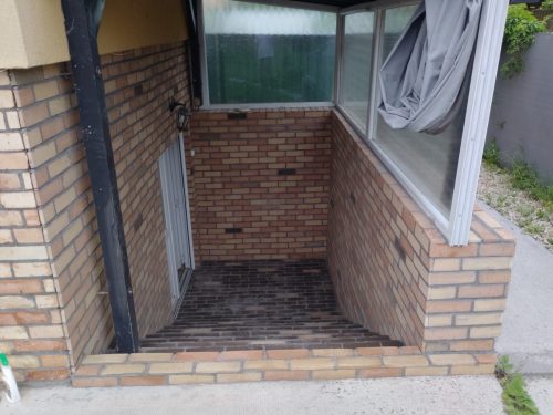 Délegyháza: szeletelt téglaburkolás falra és padlóra