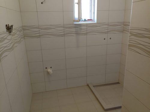 Délegyháza: elkészült fürdőszoba burkolás